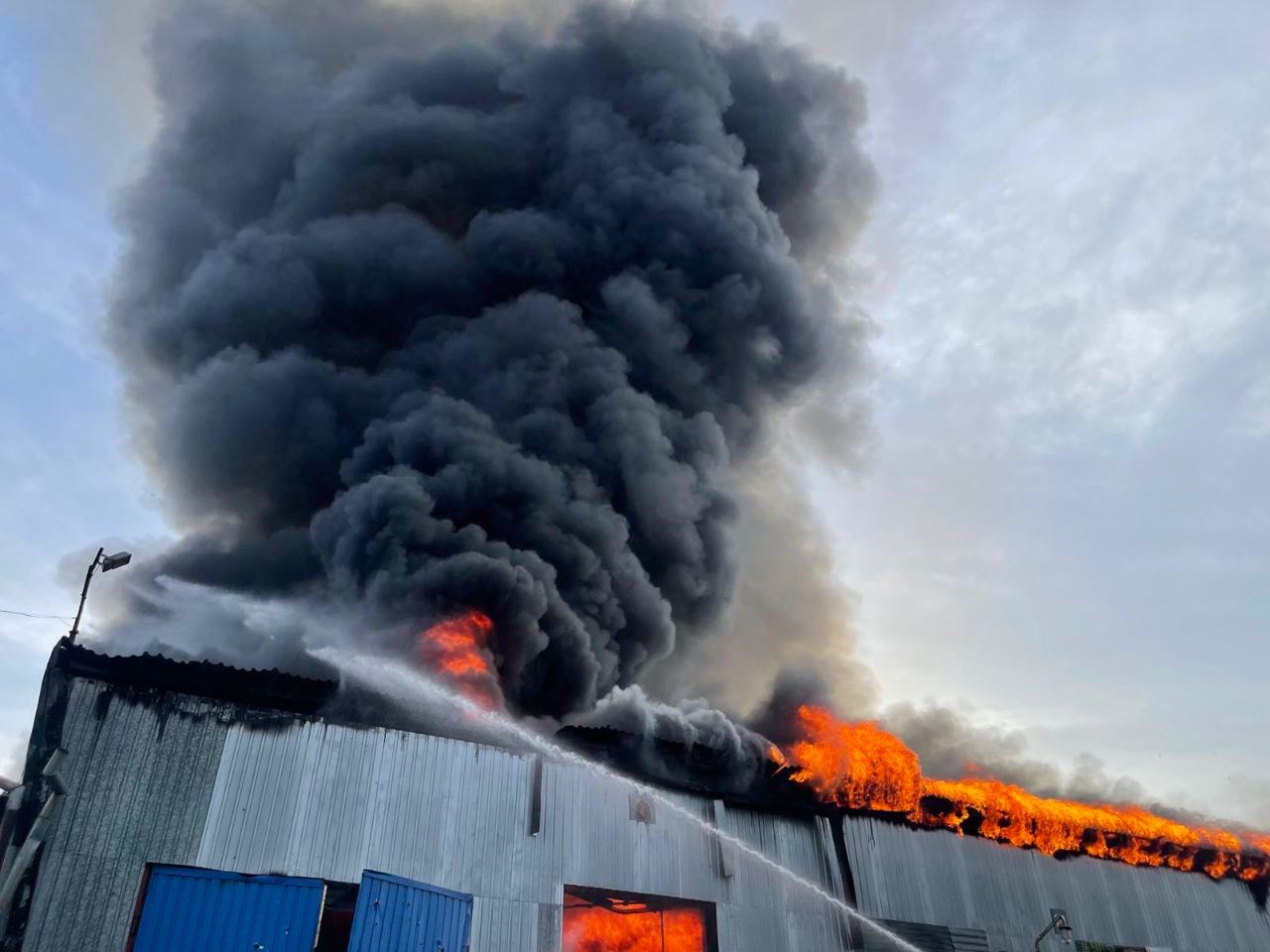 Вечірній обстріл в Миколаєві – горять складські приміщення в Інгульському районі (ФОТО)