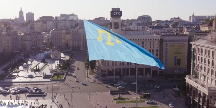 День кримськотатарського прапору: киримли з усього світу заспівали пісню про рідний Крим (ВІДЕО)