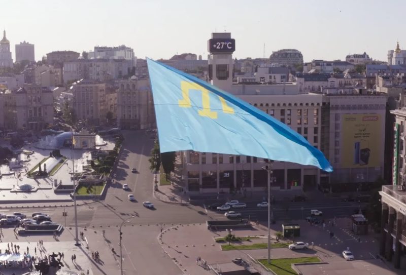 День кримськотатарського прапору: киримли з усього світу заспівали пісню про рідний Крим (ВІДЕО)