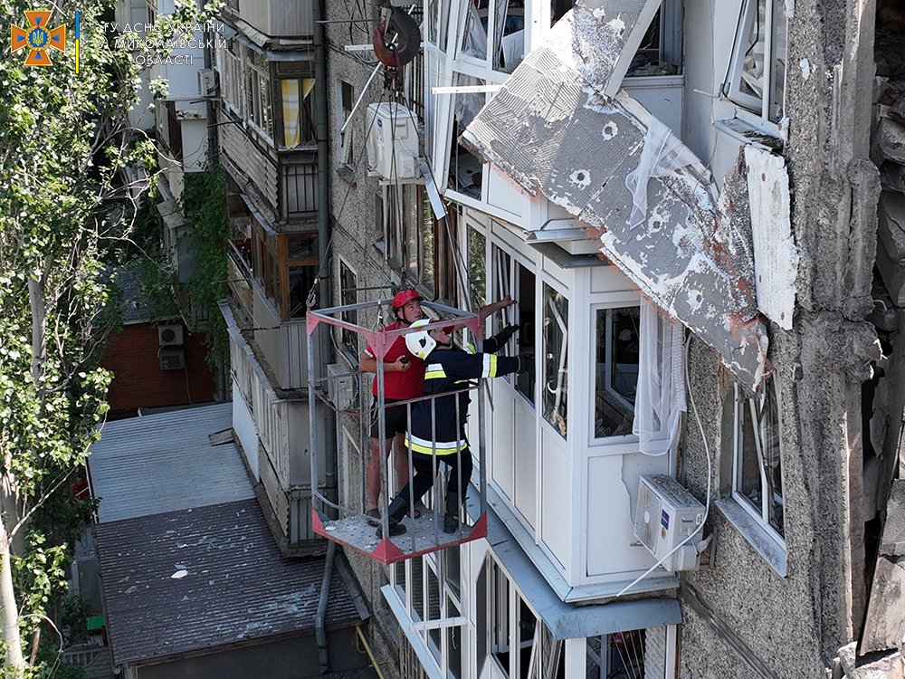 Из разрушенной россиянами 5-этажки в Николаеве спасли не только мужчину, а и его собаку (ФОТО, ВИДЕО) 1