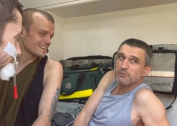 «І трава зеленіша, і небо блакитніше»: вчора з полону повернулися й троє миколаївських морпіхів (ВІДЕО)
