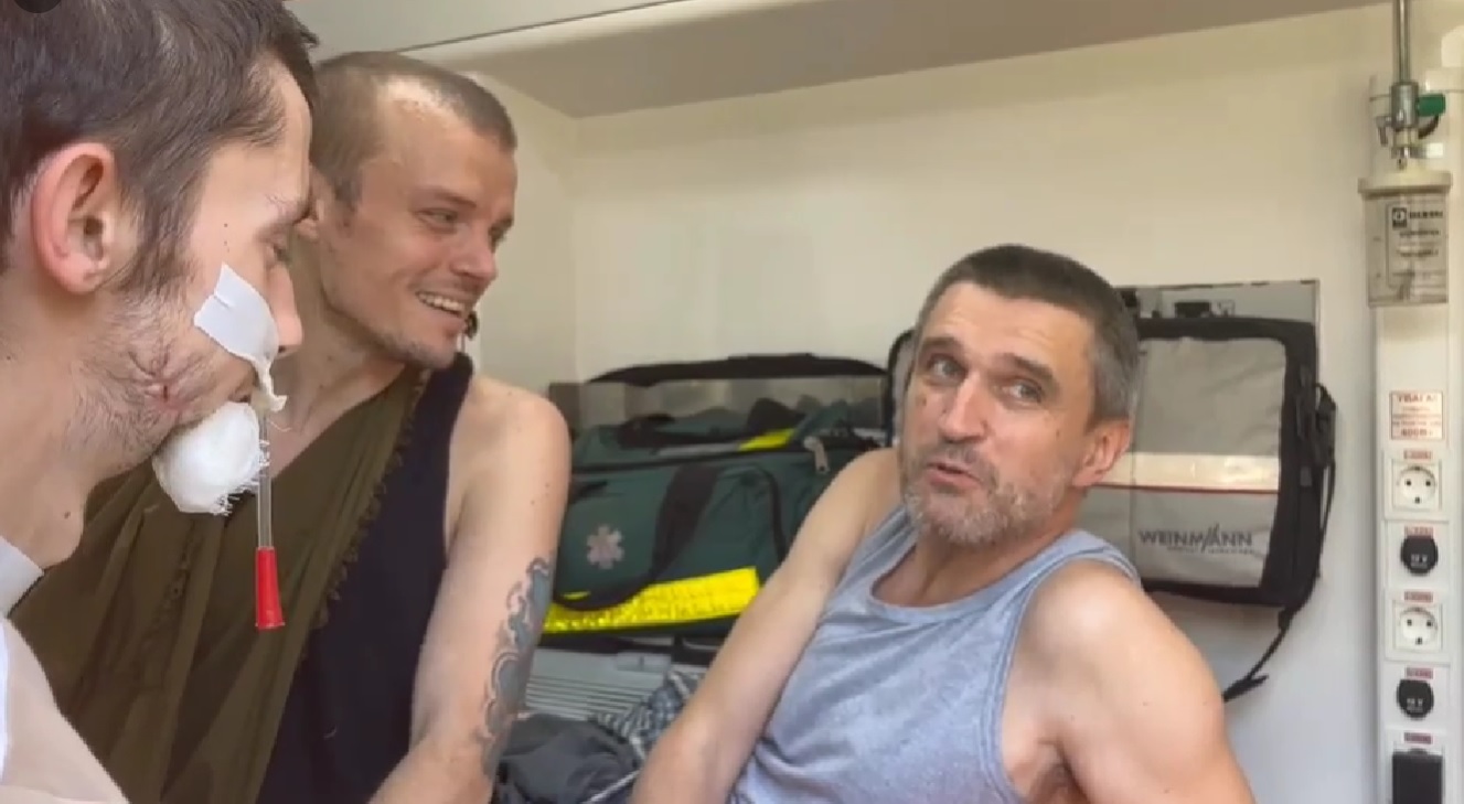 «І трава зеленіша, і небо блакитніше»: вчора з полону повернулися й троє миколаївських морпіхів (ВІДЕО)