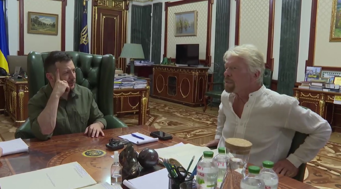 Поспілкувалися про перспективи співпраці у післявоєнній відбудові: Володимир Зеленський зустрівся з Річардом Бренсоном (ВІДЕО)