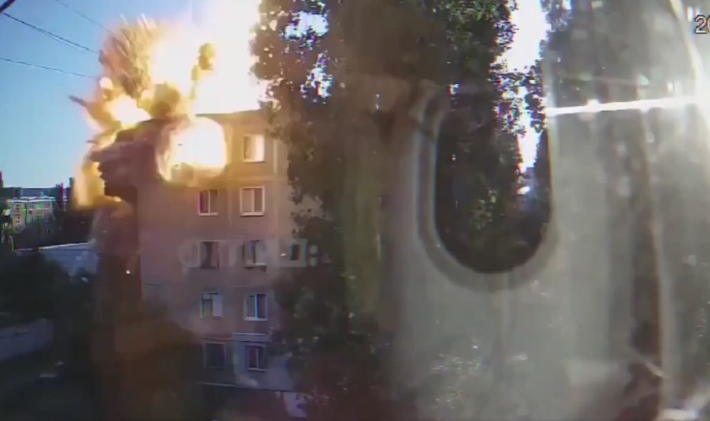 Виталий Ким показал видео момента «прилета» российской ракеты по 5-этажке в Николаеве (ВИДЕО) 1
