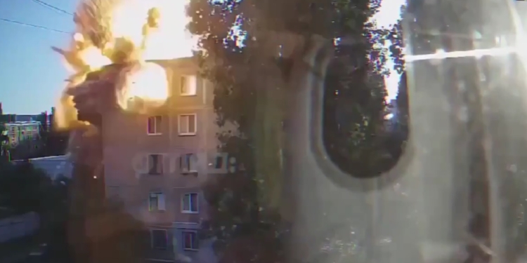 Виталий Ким показал видео момента «прилета» российской ракеты по 5-этажке в Николаеве (ВИДЕО)