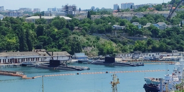росія вивела у Чорне море 5 підводних човнів