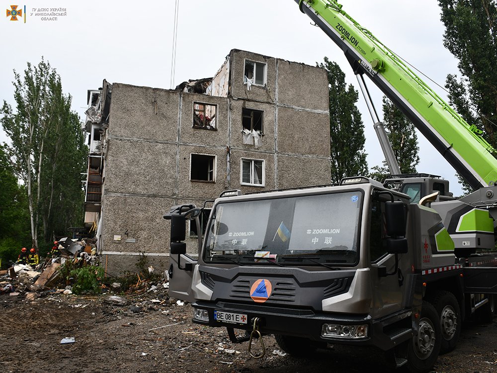 В Николаеве продолжают разбирать завалы разрушенной российской ракетой пятиэтажки (ФОТО) 1