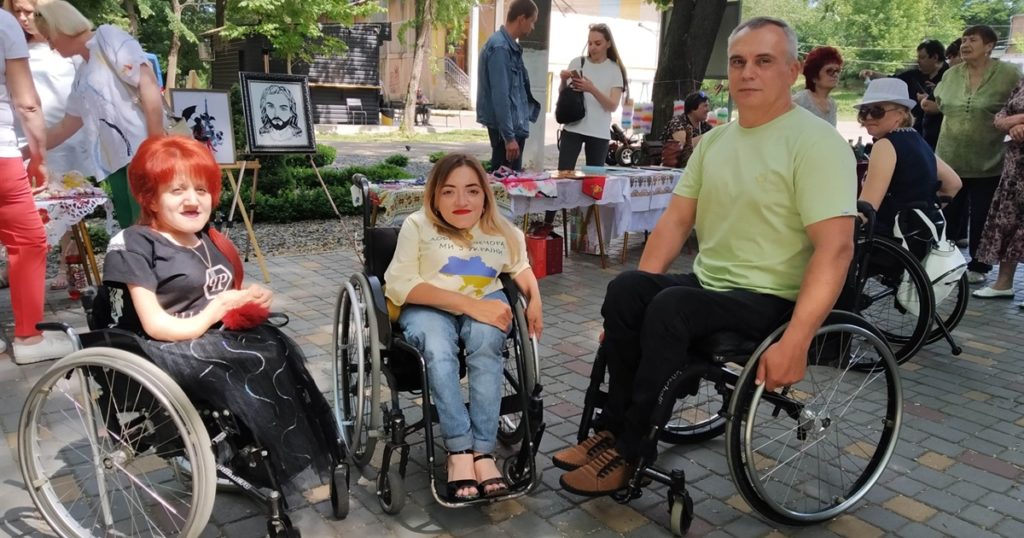 У Первомайську пройшла виставка-продаж робіт митців з інвалідністю на підтримку ЗСУ (ФОТО) 1