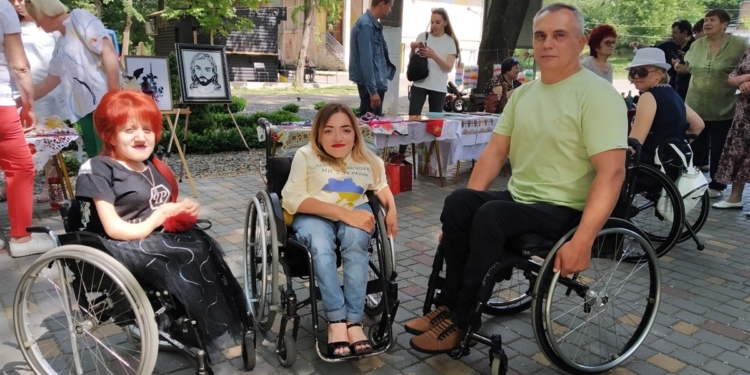 У Первомайську пройшла виставка-продаж робіт митців з інвалідністю на підтримку ЗСУ (ФОТО)