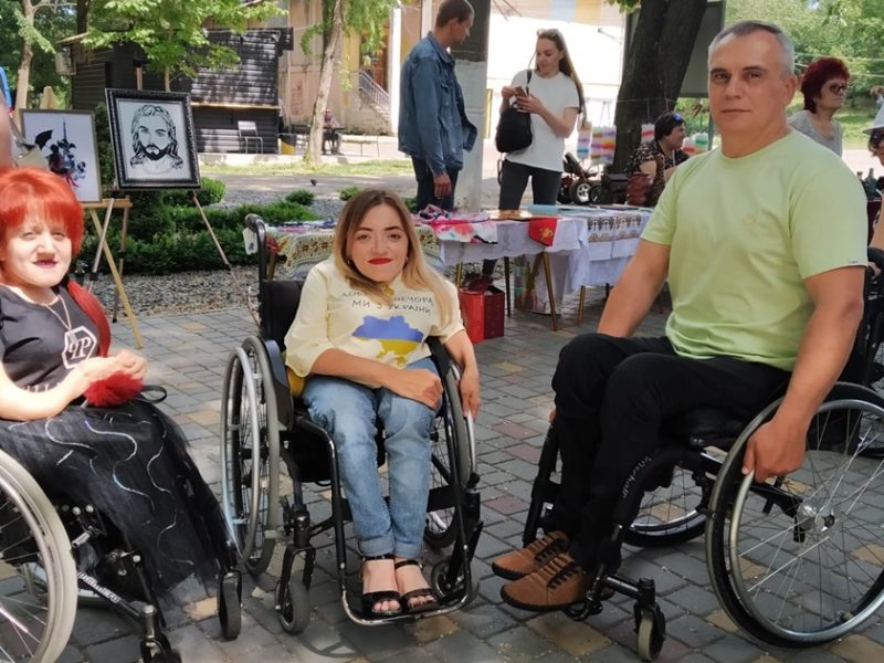 У Первомайську пройшла виставка-продаж робіт митців з інвалідністю на підтримку ЗСУ (ФОТО)