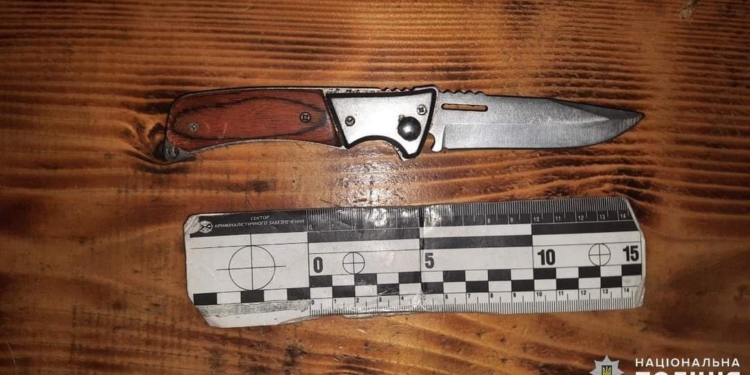 У Первомайську під час бійки ножове поранення дістав 26-річний чоловік, а в селі Сергіївка – 53-річна жінка від свого чоловіка (ФОТО)