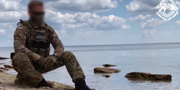 Як вибивали ворога з Миколаївського аеропорту – безпосередньо від учасника того бою, оператора ССО (ВІДЕО)