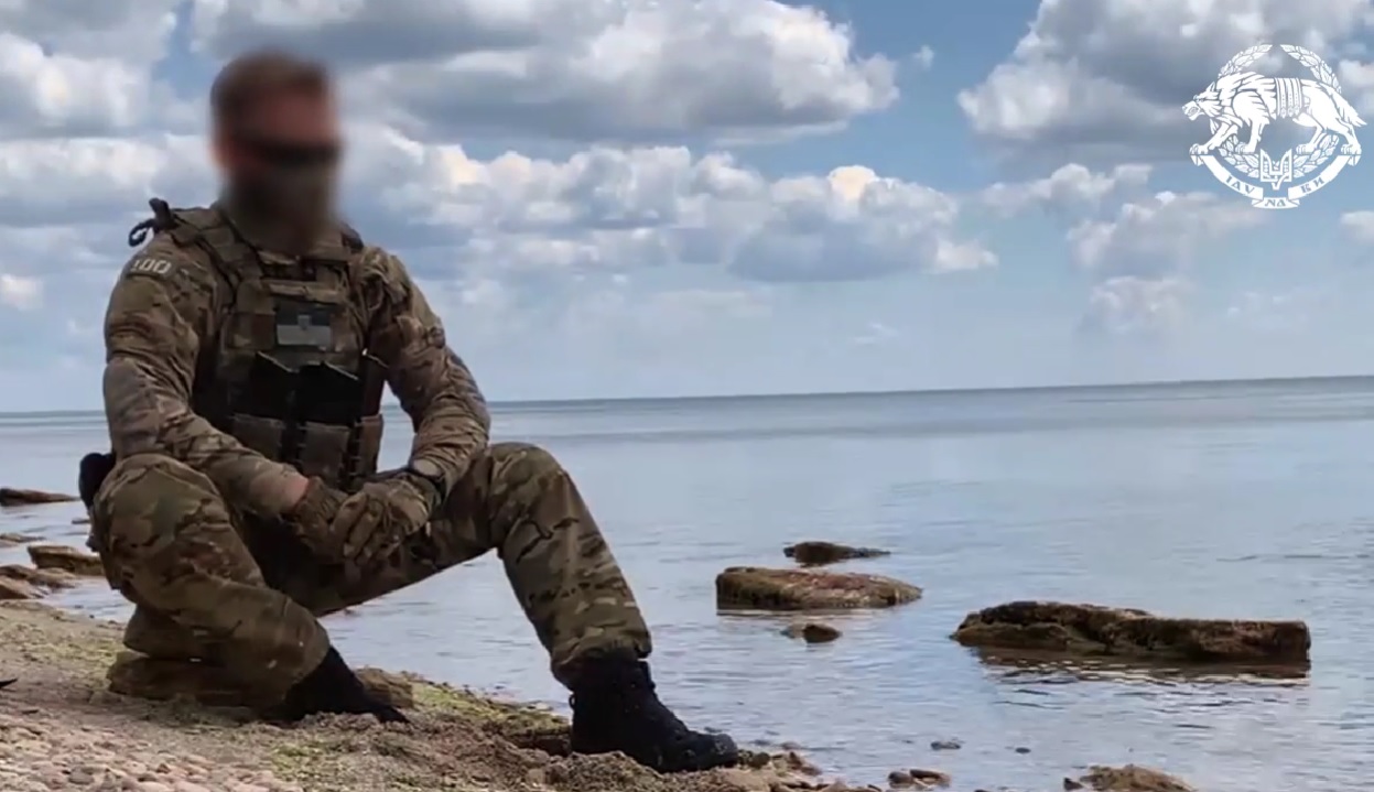 Як вибивали ворога з Миколаївського аеропорту – безпосередньо від учасника того бою, оператора ССО (ВІДЕО)