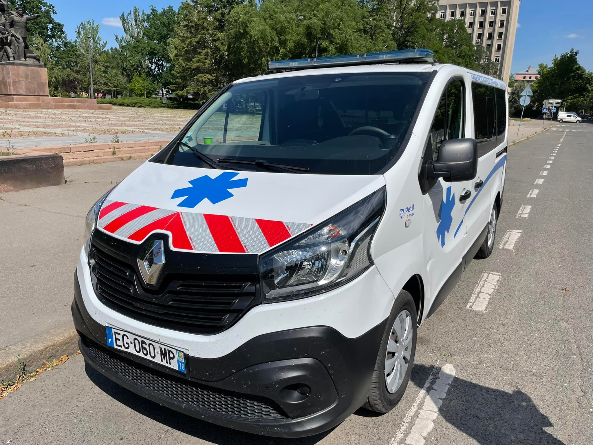 У Миколаєві побували артисти і співак Віктор Павлік – передали «швидку» для обласної лікарні (ФОТО)