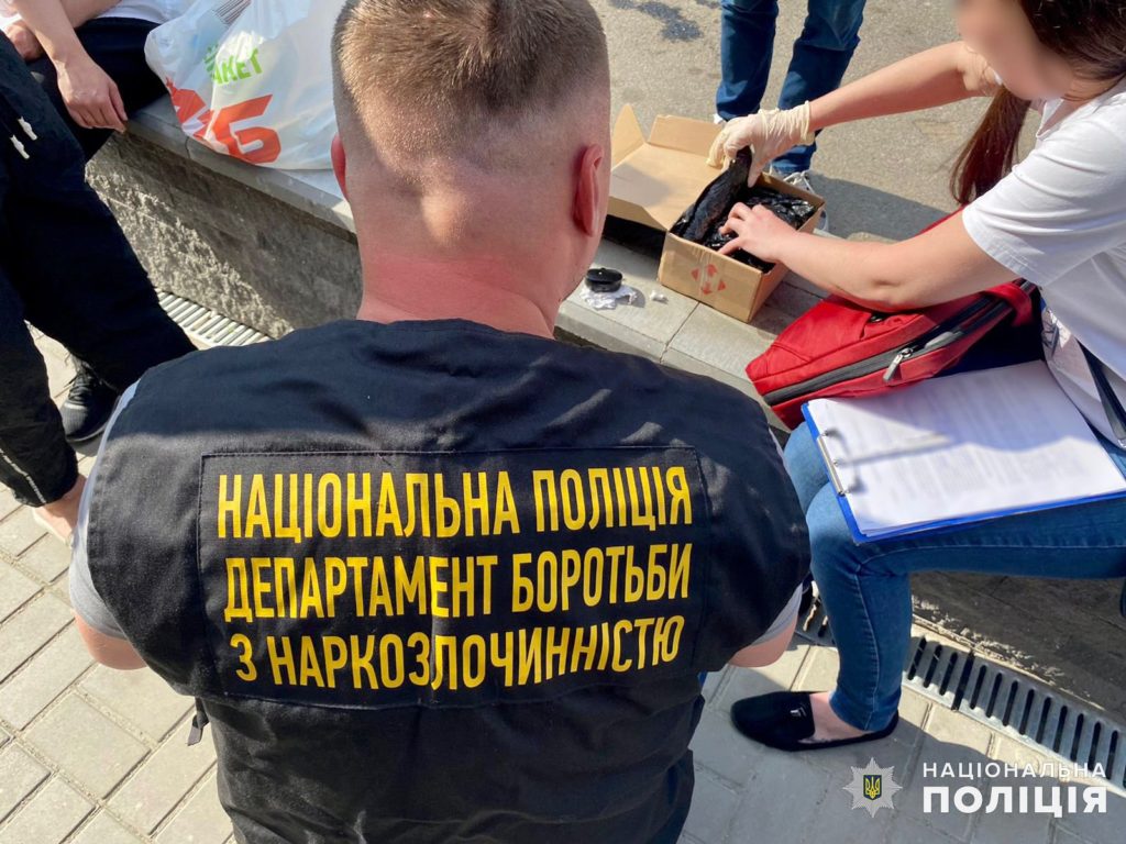 У Миколаєві поліцейські викрили місцевого мешканця з майже 0,5 кг канабісу – він його отримав поштовим відправленням (ФОТО) 1