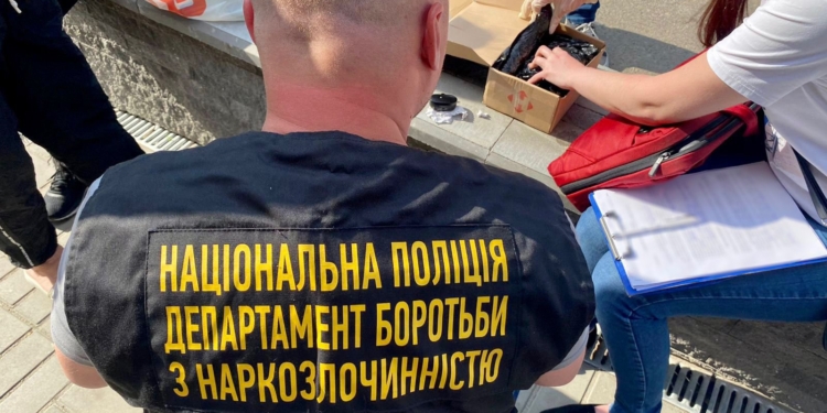 У Миколаєві поліцейські викрили місцевого мешканця з майже 0,5 кг канабісу – він його отримав поштовим відправленням (ФОТО)