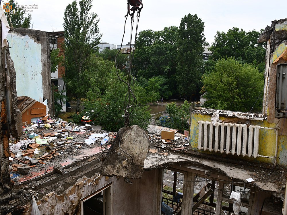 В Николаеве продолжают разбирать завалы разрушенной российской ракетой пятиэтажки (ФОТО) 19