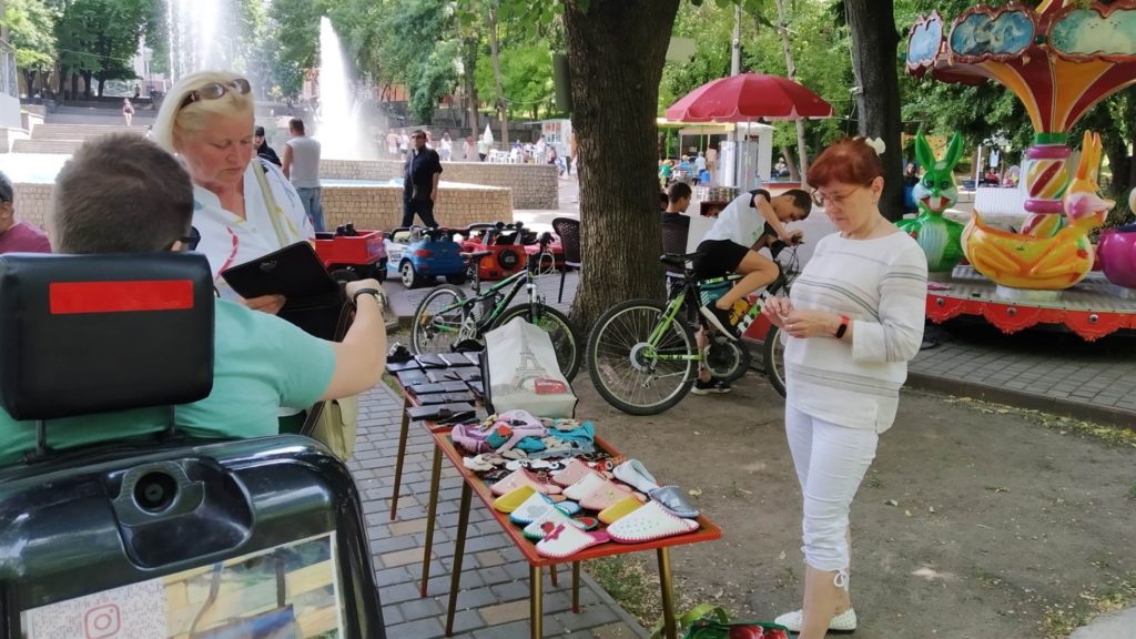 У Первомайську пройшла виставка-продаж робіт митців з інвалідністю на підтримку ЗСУ (ФОТО) 19