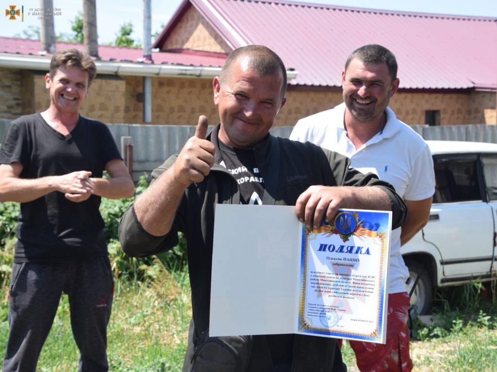 На Миколаївщині чоловіки об’єдналися у добровольчу пожежну команду і допомагають гасити пожежі в 3 селах, які потерпають від обстрілів окупантів (ФОТО) 22