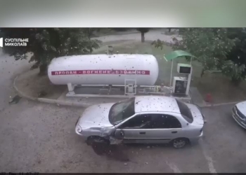 Камера зафиксировала момент попадания ракеты в АЗС в Николаеве (ВИДЕО)