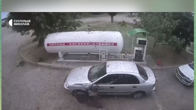 Камера зафиксировала момент попадания ракеты в АЗС в Николаеве (ВИДЕО)