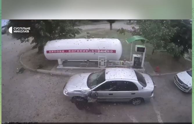 Камера зафиксировала момент попадания ракеты в АЗС в Николаеве (ВИДЕО) 1