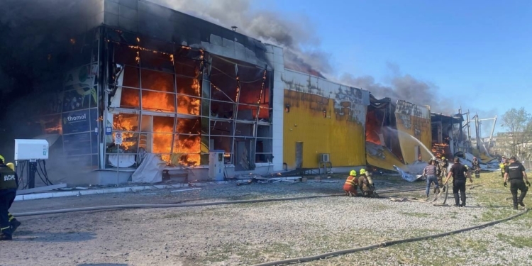 Ракетный обстрел торгового центра в Кременчуге – свежее ВИДЕО 