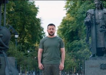 “Защищать родной дом от нечисти – не грех. Грех его не защищать”, – Зеленский поздравил страну с Днем Конституции (ВИДЕО)