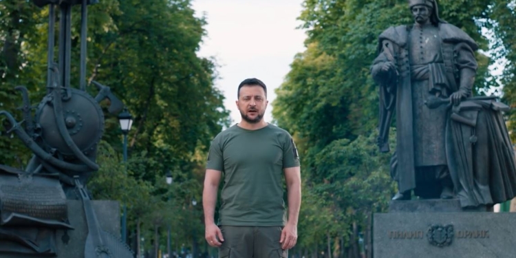 “Защищать родной дом от нечисти – не грех. Грех его не защищать”, – Зеленский поздравил страну с Днем Конституции (ВИДЕО)