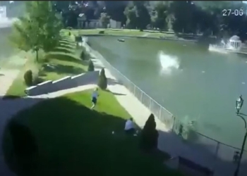 Ракетный обстрел Кременчуга зафиксировали камеры наблюдения (ВИДЕО)