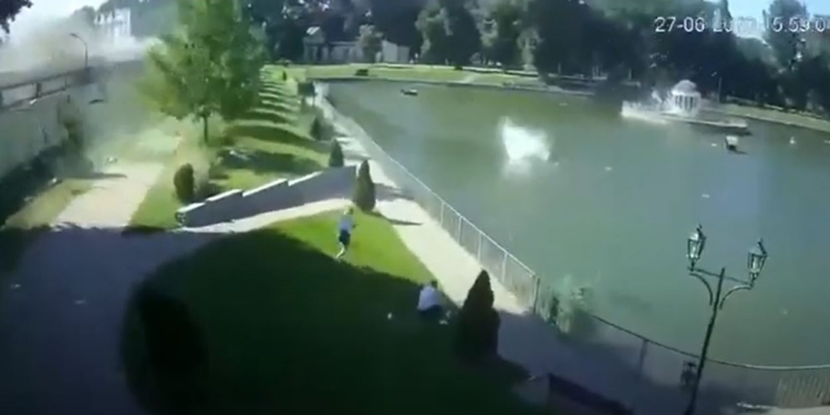 Ракетный обстрел Кременчуга зафиксировали камеры наблюдения (ВИДЕО)