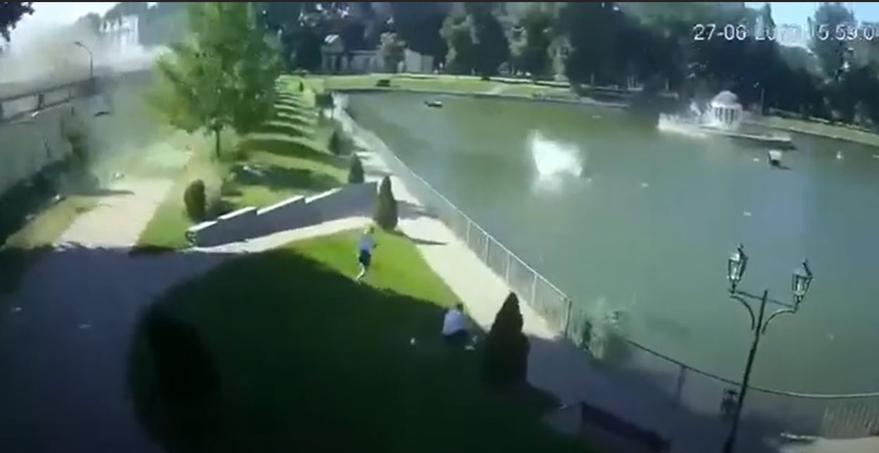 Ракетный обстрел Кременчуга зафиксировали камеры наблюдения (ВИДЕО)