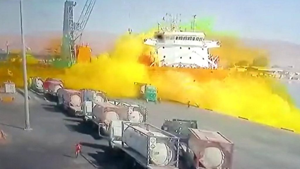 В порту Иордании при погрузке взорвалась цистерна с хлором - 12 погибших, много раненых (ВИДЕО) 1