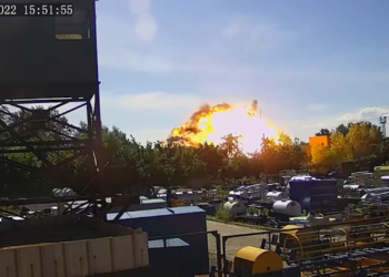 “Они целенаправленно хотели убить побольше людей”, – Зеленский показал момент попадания ракеты в ТЦ в Кременчуге (ВИДЕО)