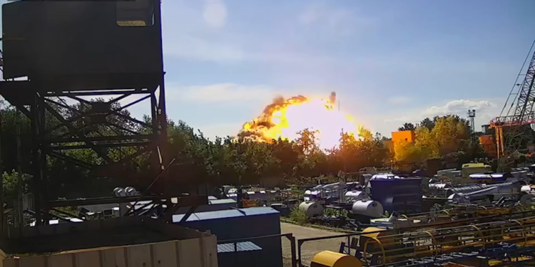 “Они целенаправленно хотели убить побольше людей”, – Зеленский показал момент попадания ракеты в ТЦ в Кременчуге (ВИДЕО)