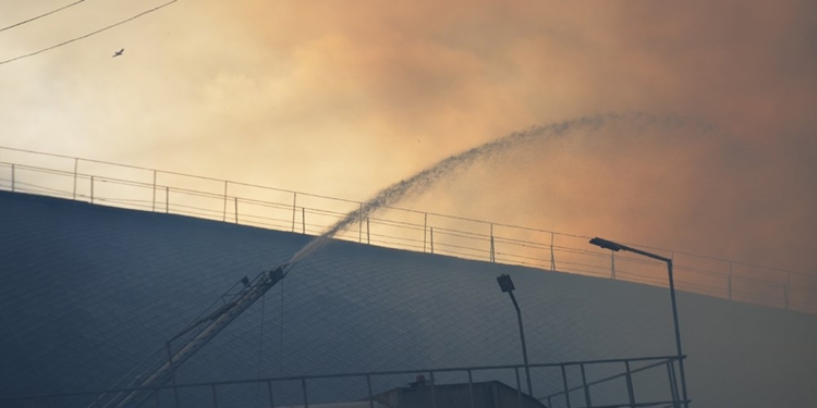 Через російські обстріли в Миколаєві спалахнув склад в порту – пожежу площею 10 тис.кв.м тушать зі вчора (ФОТО)