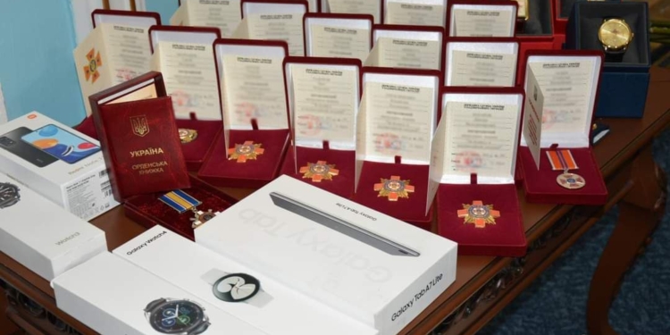 Миколаївським поліцейським, нацгвардійцям і рятувальникам вручили нагороди і цінні подарунки (ФОТО)