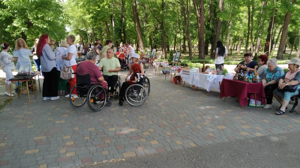 У Первомайську пройшла виставка-продаж робіт митців з інвалідністю на підтримку ЗСУ (ФОТО) 29