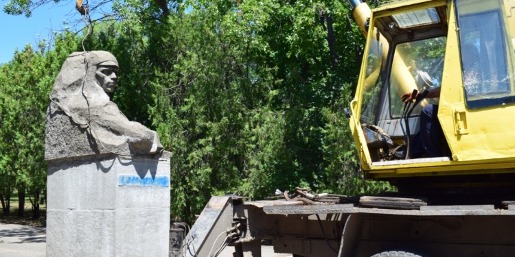 У Вознесенську прибрали пам’ятник автору «Як загартовувалась сталь» (ФОТО)