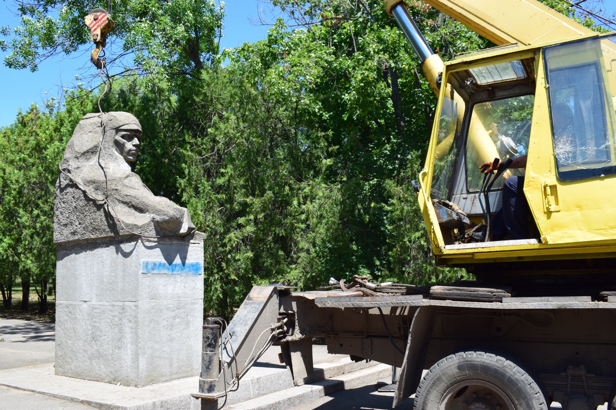 У Вознесенську прибрали пам’ятник автору «Як загартовувалась сталь» (ФОТО)