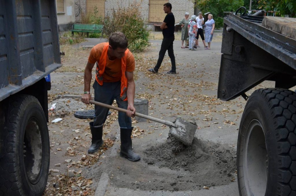 Спеціалісти «Миколаївводоканалу» побудували за день каналізаційний колодязь – попередній було зруйновано російськими обстрілами (ФОТО) 3