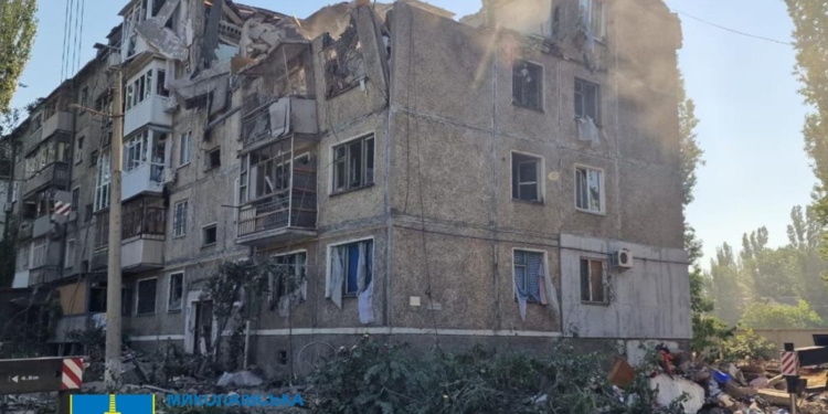 Четверо погибших и пятеро раненых в результате попадания российской ракеты по пятиэтажке в Николаеве – начато уголовное производство (ФОТО)