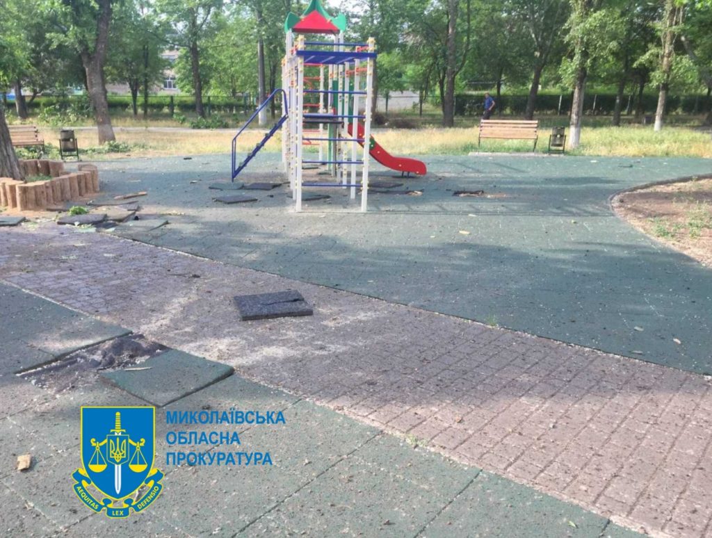 У День захисту дітей окупанти з артилерії обстріляли дитячий майданчик у Миколаєві (ФОТО) 3