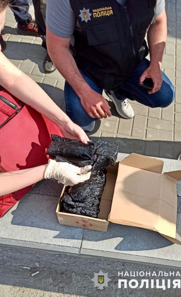 У Миколаєві поліцейські викрили місцевого мешканця з майже 0,5 кг канабісу – він його отримав поштовим відправленням (ФОТО) 3