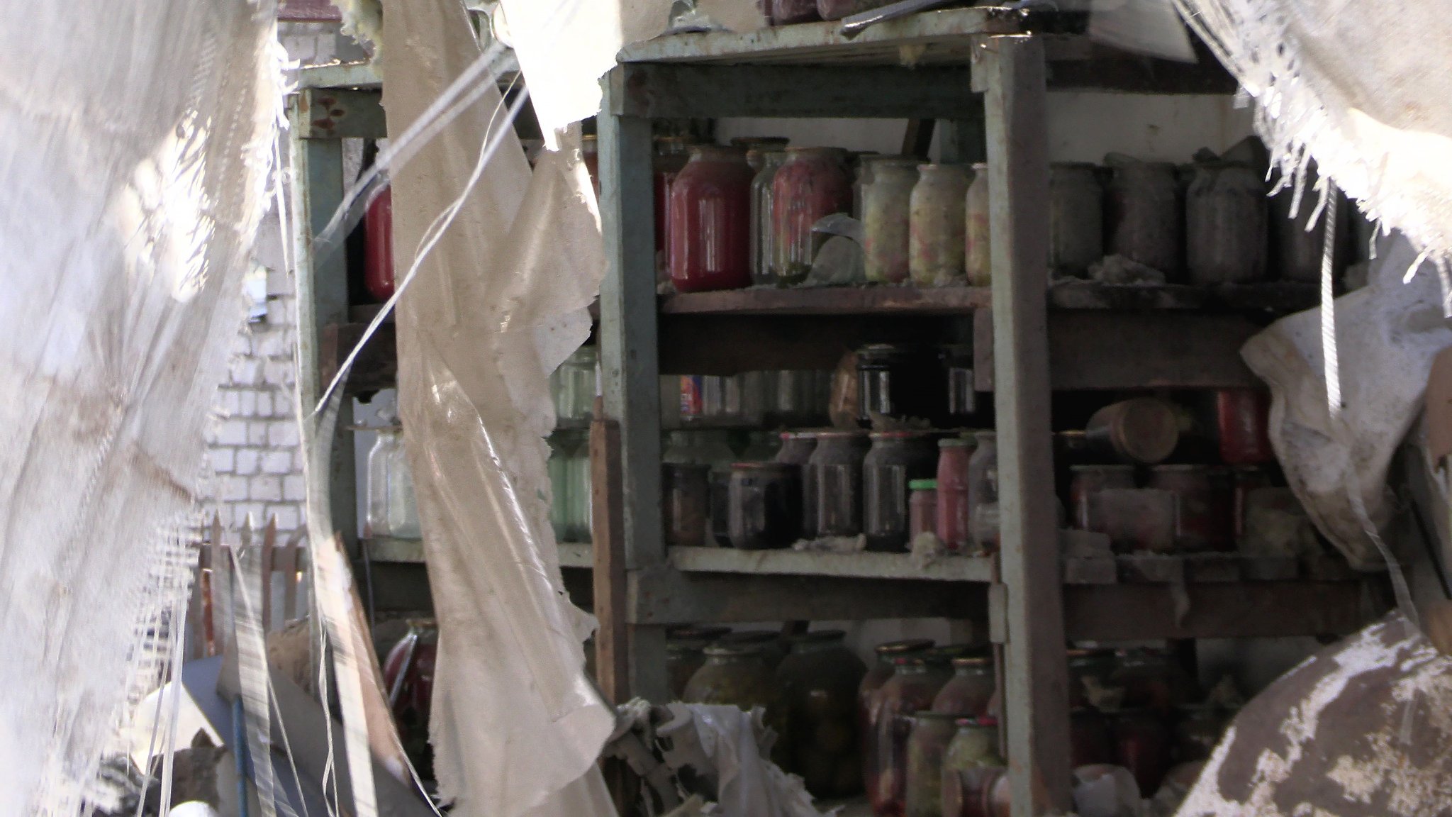 «У нас навіть банки незнищЕнні»: вціліла у зруйнованому будинку на Миколаївщині консервація також претендує на символ стійкості (ФОТО)