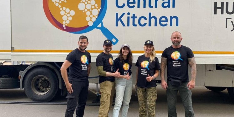 До Миколаєва прибула команда міжнародної гуманітарної організації, яка готуватеме10 тисяч гарячих обідів для миколаївців щодня (ФОТО, ВІДЕО)