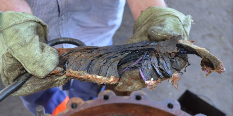 Выброшенный в канализацию ботинок едва не погубил насосную станцию в Николаеве (ФОТО)