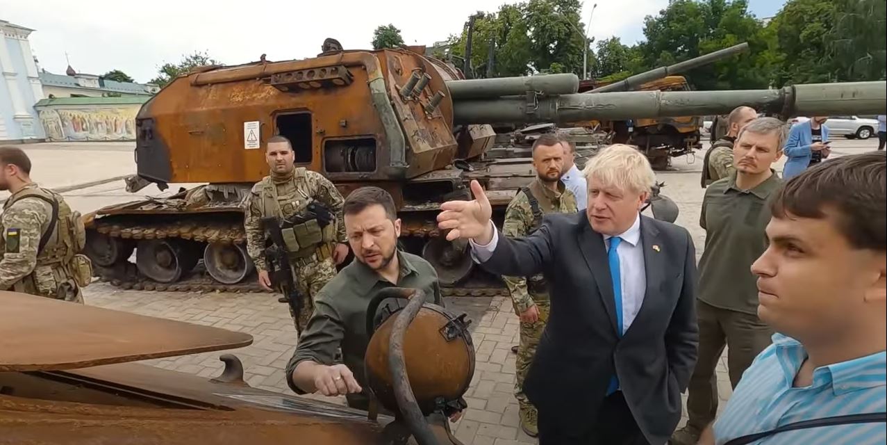 Джонсону в Киеве показали монастырь и разбитую технику рашистов. И то, и то понравилось (ВИДЕО)