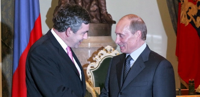  Посадил на низкое кресло и достал досье. Экс-премьер Великобритании рассказал, как Путин ему угрожал