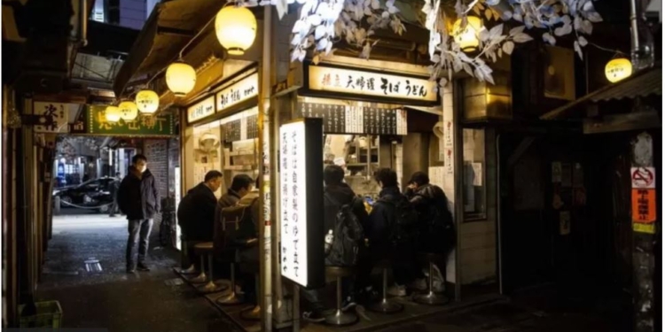 В Японии городской чиновник напился до беспамятства и потерял флешку с персональными данными всех горожан. Что было потом?